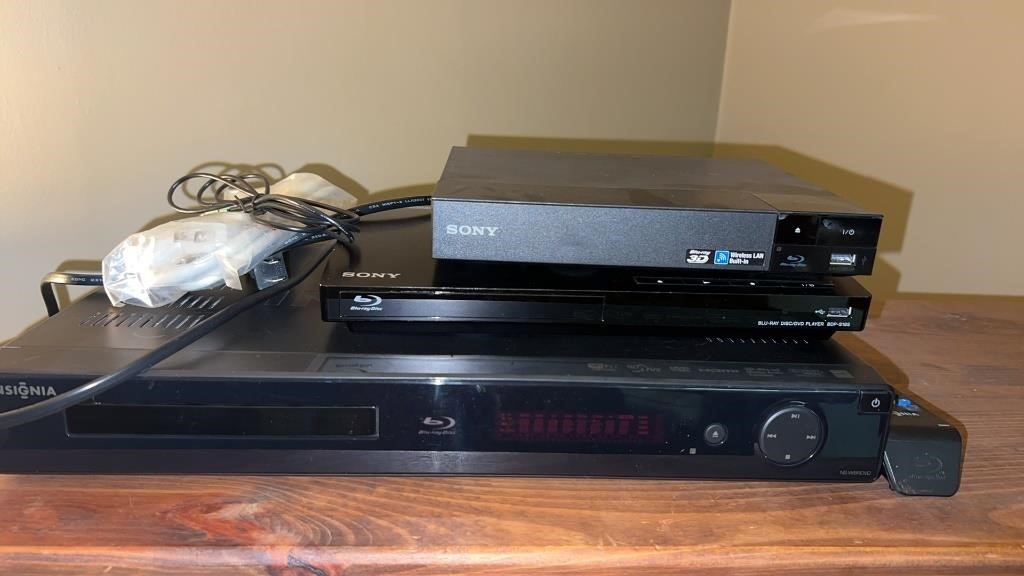 3 DVD/blue ray players