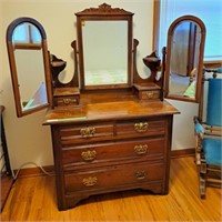 Vintage vanity dresser