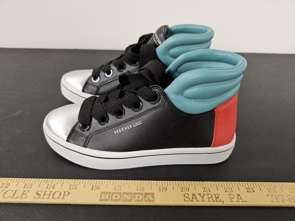 New Skechers Street Sneakers- Size 7