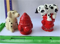 Salt&Pepper shaker dogs w/ fire hydrants