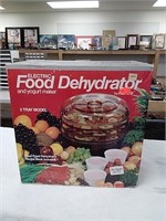 Electric food dehydrator