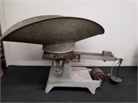 Vintage Beam scale kv18 pan measures 22 x 10 x 7''