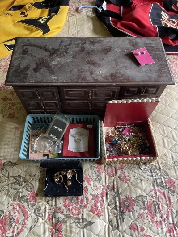 Jewelry box with jewelry