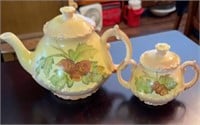 Vintage teapot and sugar bowl