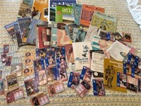 Mixture of vintage atlas, sports cards,