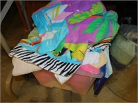 LOT TOWELS WITH LIDDED TUB