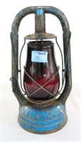 DIETZ MONARCH BARN LANTERN WITH RED GLOBE