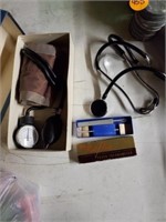 OLD BLOOD PRESSURE MONITOR AND STEHOSCOPE