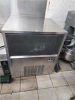MANITOWOC AIR COOLED UNDERCOUNTER ICE MACHINE