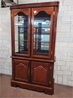 Beautiful china cabinet in very good condition
