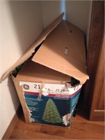7.5 ft GE lighted Christmas tree in orig. box,