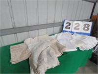 GROUP OF TABLE CLOTHES & LINENS