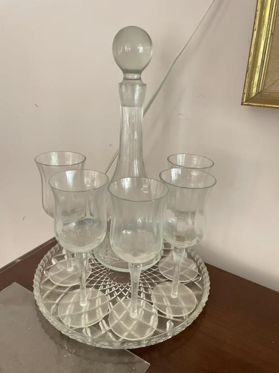 Decanter with tray and five glasses