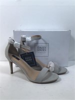 New Daily Shoes Size 10 Gray Heels