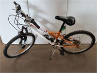 TRIUMPH CYCLONE WHITE MOUNTAIN BIKE