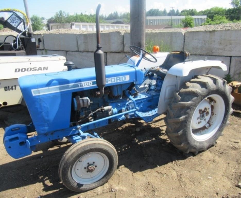 Ford 1900 diesel tractor with 3pt, PTO, hours