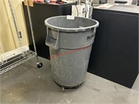 HUSKEE TRASH CAN ON CASTERS