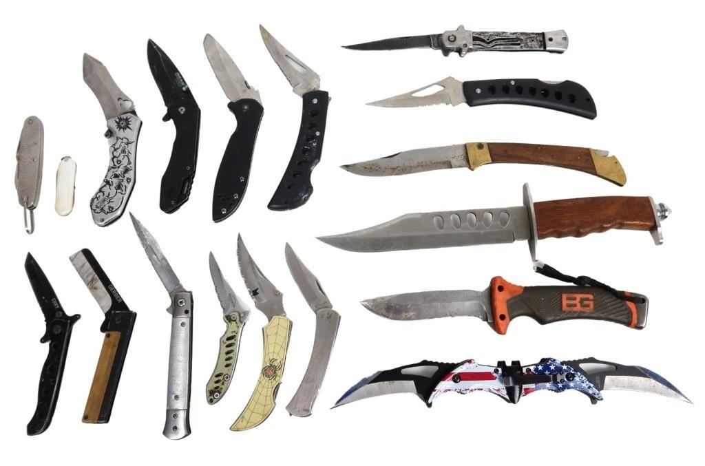 LARGE COLLECTION OF FOLDING KNIVES