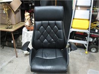 LARGE LEATHER EXECUTIVE OFFICE CHAIR