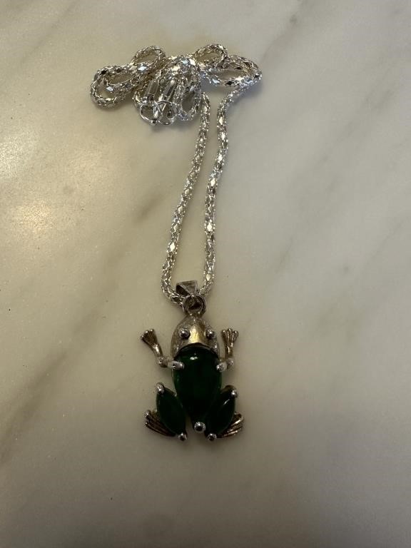 CHINESE JADE FROG NECKLACE NOTE