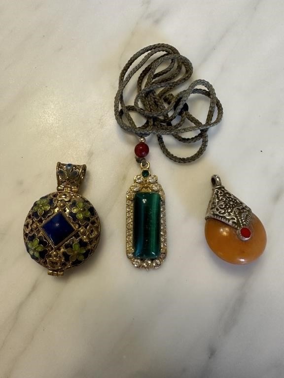 LOT OF 3 CHINESE PENDANTS / NECKLACE