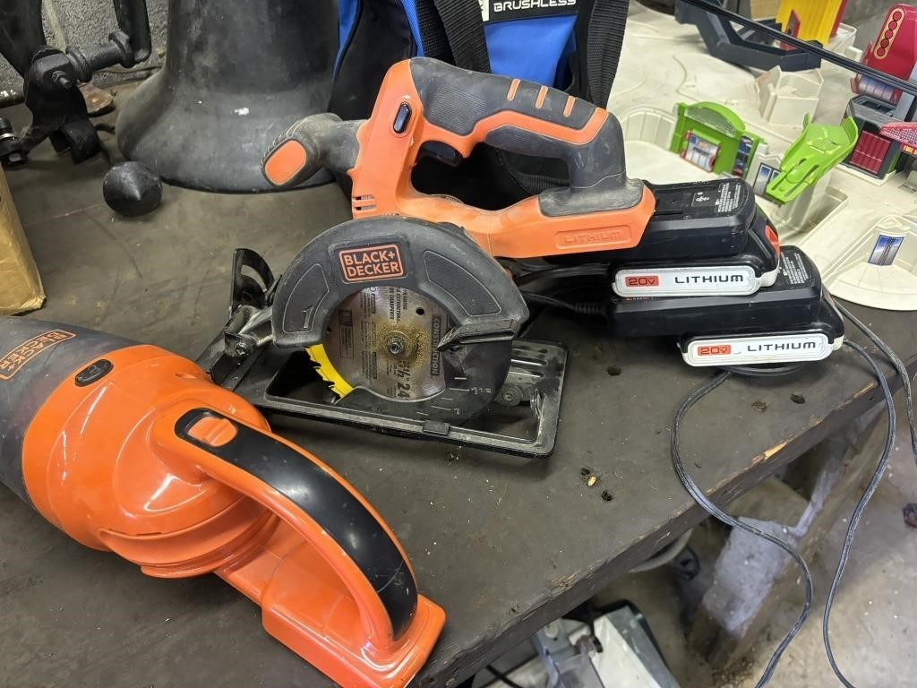 black n decker saw & vacuum w/ 2 batteries 2 charg