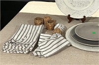 Set of 4 Striped Napkins with Wicker Rings