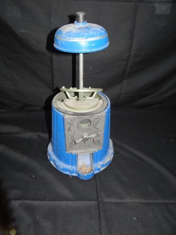 ANTIQUE GUMBALL MACHINE MISSING GLASS