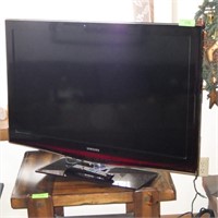 SAMSUNG 40" FLAT PANEL TV- TURNS ON