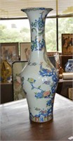 Tall Chinese vase decorated with lyre birds