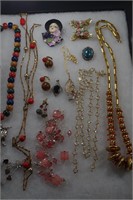 17 COSTUME JEWELRY BROOCHES EARRINGS NECKLACE