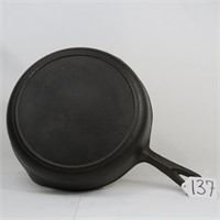 UNMARKED #7 CAST IRON SKILLET W/ HEAT RING