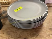 19 ct. plastic dinner plates