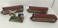 Vtg 1940's? Am Flyer tin train cars w/ crossing