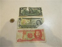 Lot de 2 X $1 canadien et 1 X 3 pesos (poor)