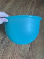 C10) Medium Tupperware bowl. 2.5 L. Color is a