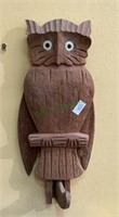 Cute wooden owl wall decoration that raises its