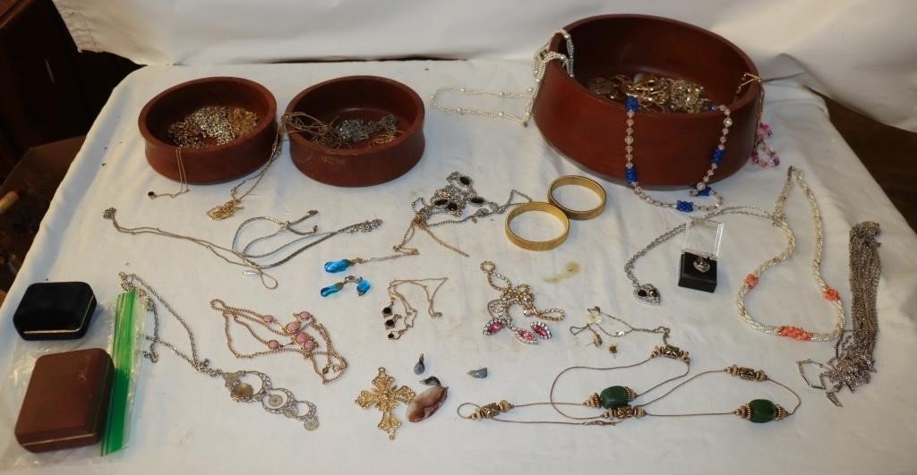 Jewelry: Necklaces, Pendants, Bracelets, Chains,…