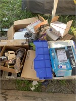 Pallet lot with miscellaneous items: dolls in boxe