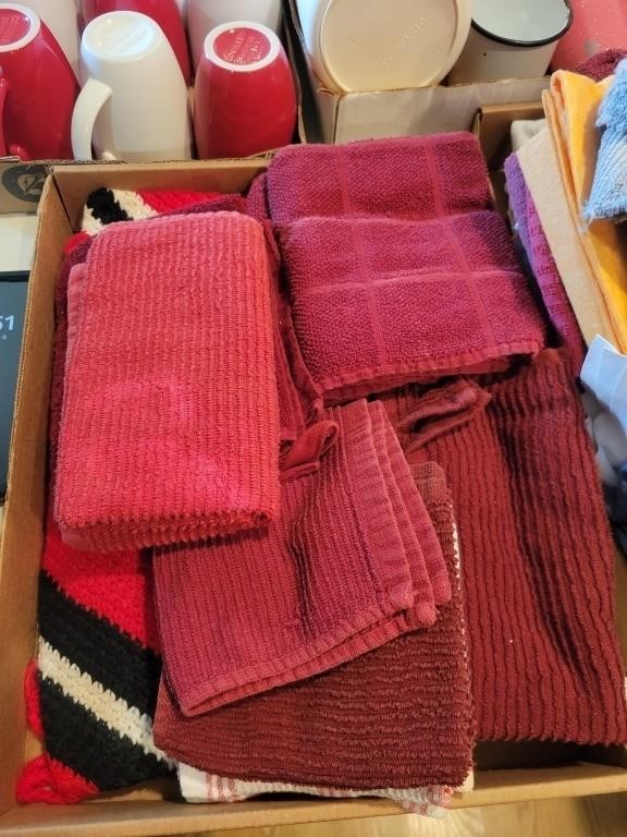 Lot of Kitchen Towels, Hot Pads