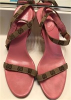 J - PAIR OF GUCCI SHOES SIZE 9 (M72 2)