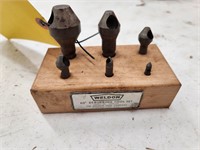 DEBURRING TOOLS W/WOODEN HOLDER