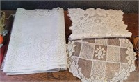 LOT OF DOILIES AND TABLE RUNNERS