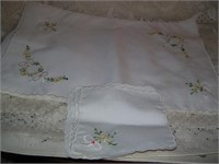 4 EMBROIDERY PLACEMATS AND NAPKINS