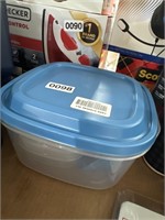 CONTAINERS WITH LID