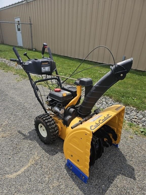 Cub Cadet 524 Snow Blower Runs Good