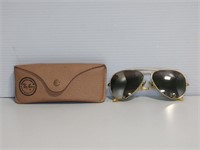 RAY BAN SUNGLASS W/ LEATHER CASE.
