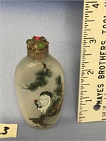 A reversed painted glass snuff bottle, of cranes,