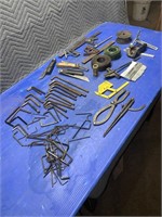Quantity of Allen wrenches, squares, mechanics