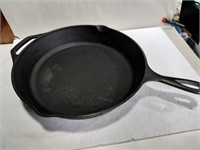Lodge cast iron 10 in skillet